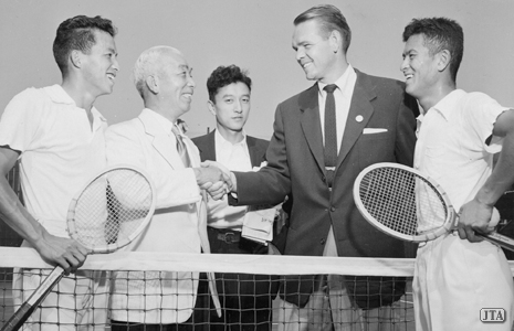 1954（昭和29）年、北米ゾーンでメキシコと対戦することになった日本チームの監督に清水善造が就任した。左から、宮城淳、清水監督、加茂礼仁、J. クレーマー、加茂公成