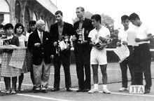 1962年・全日本学生テニス選手権/ダブルス準優勝(W/柳恵誌郎さん)写真中央が日本庭球協会・津島会長