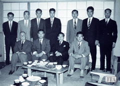 1958年デビスカップ抽選会で皇太子殿下（当時）隈丸監督とチームメンバー