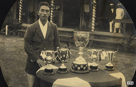 「1914（大正3）年、慶応義塾庭球部の熊谷一彌（中列右から2人目）らがマニラの東洋選手権大会に参加。初の学生テニス選手海外遠征
