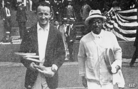 1921（大正10）年、デ杯第1試合シングルス、試合前のジョンストンと熊谷