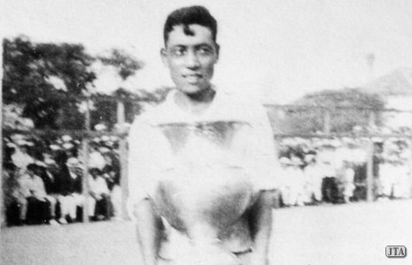 1922年9月、第1回全日本選手権大会シングルスで優勝した福田雅之助と優勝杯（ニューヨーク杯）