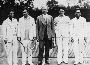 1929年日米デ杯チーム。左から太田、J.ヘネシー、デ杯寄贈者D.F.デビス、J.バンライン、安部 －写真：『庭球百年』より－