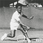 1958年にデ杯チーム入りした石黒修は前向きのテニススタイルを貫き、のちに戦後初の男子プロとなった