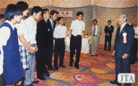就任披露パーティーでジュニア代表と歓談する盛田会長
