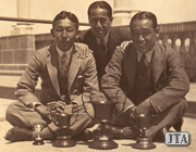 上：1932年デ杯チーム、ギリシャにて 左から桑原孝夫、三木龍喜、佐藤