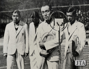 1934年、出発前の挨拶をする デ杯チーム。左から、山岸二郎、 藤倉二郎、佐藤西村秀雄